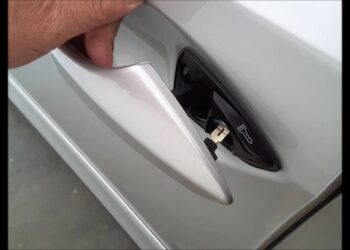 How to Start a Lexus With the Manual Key