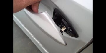 How to Start a Lexus With the Manual Key