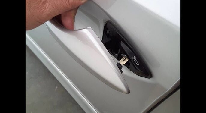 How to Start a Lexus With the Manual Key